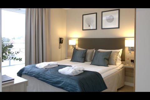 Suite (Front) | Premium bedding, desk, soundproofing, cribs/infant beds