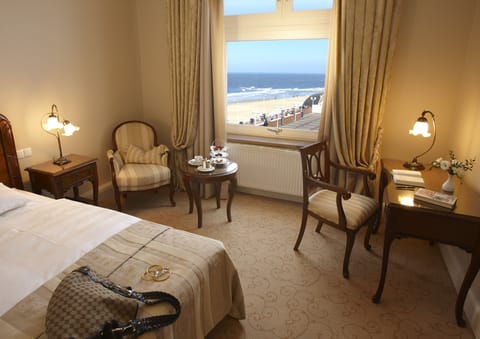 Single Room, Sea View | Minibar, in-room safe, desk, free WiFi