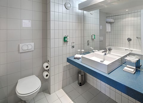 Combined shower/tub, free toiletries, hair dryer, towels