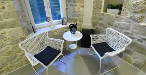 Deluxe Double Room (Pylon 1) | Living area | 45-inch flat-screen TV with cable channels, TV