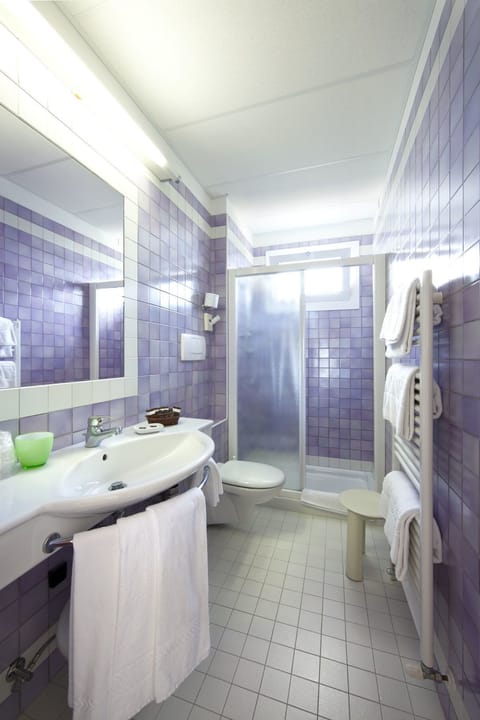 Apartment, 1 Bedroom (4pax) | Bathroom | Shower, free toiletries, hair dryer, bidet