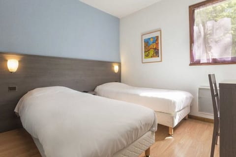 Double Room (_11_) | Premium bedding, desk, soundproofing, iron/ironing board