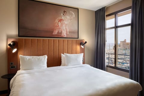 Premium Room (Port View) | Hypo-allergenic bedding, minibar, in-room safe, desk