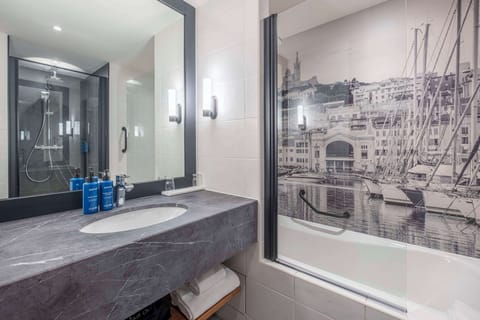 Suite, 1 Bedroom, Terrace (Port View) | Bathroom | Hair dryer, towels