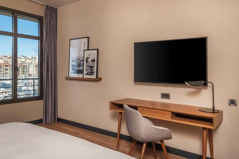 Premium Room (Port View) | Hypo-allergenic bedding, minibar, in-room safe, desk