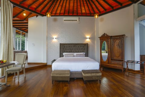 VIYANA SUITE | Premium bedding, minibar, in-room safe, individually decorated