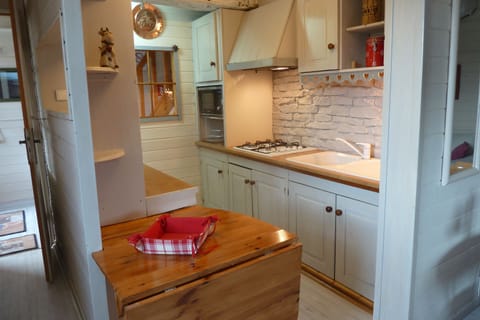 Duplex, Ensuite (Gîte Chausey) | Private kitchen | Fridge, coffee/tea maker, electric kettle, paper towels