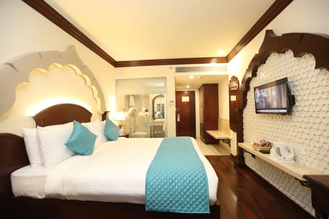 Standard Room, 1 Double Bed, Smoking | Minibar, in-room safe, individually decorated, individually furnished