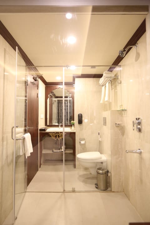 Standard Room, 1 Double Bed, Smoking | Bathroom | Shower, free toiletries, bathrobes, towels