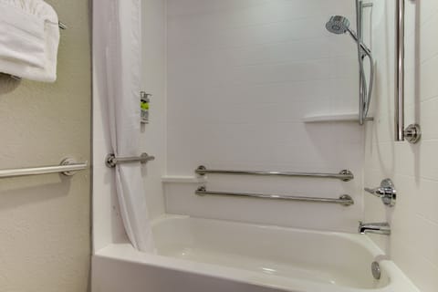 Combined shower/tub, free toiletries, hair dryer, towels