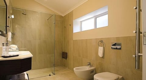 Self-Catering Guesthouse | Bathroom | Free toiletries, slippers, towels