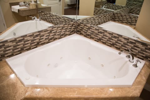 Luxury Suite, 1 King Bed, Non Smoking, Jetted Tub | Jetted tub