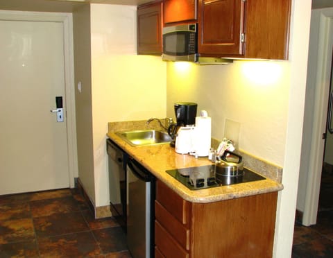 Studio | Private kitchen | Microwave, stovetop, dishwasher, coffee/tea maker