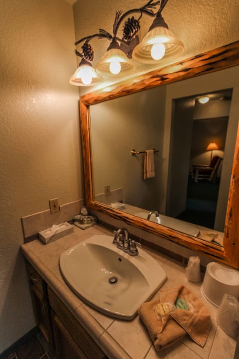 Room, 1 Bedroom | Bathroom sink