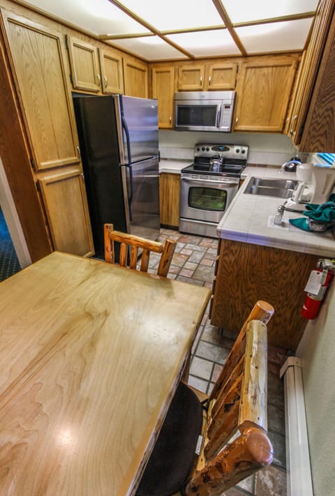 Room, 1 Bedroom | Private kitchen | Microwave, toaster, blender, cookware/dishes/utensils