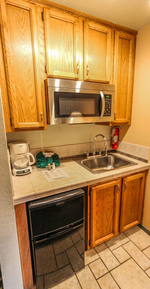 Room (Efficiency) | Private kitchenette | Microwave, toaster, blender, cookware/dishes/utensils