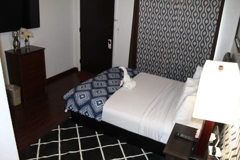 Basic Single Room, 1 Queen Bed | Desk, free WiFi, bed sheets