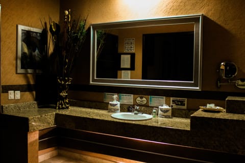 Double Room, 2 Queen Beds | Bathroom sink