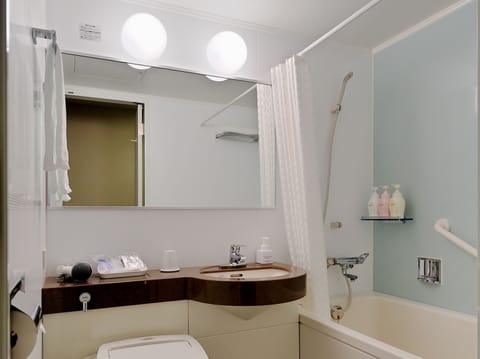 Combined shower/tub, deep soaking tub, free toiletries, hair dryer