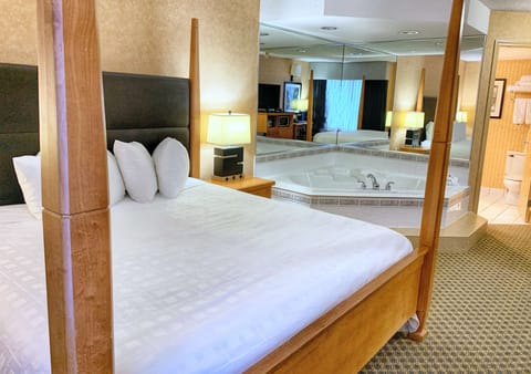 Suite, 1 King Bed, Non Smoking, Jetted Tub | In-room safe, blackout drapes, iron/ironing board, free WiFi