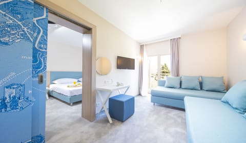 Family Room, Balcony | Hypo-allergenic bedding, minibar, iron/ironing board, free WiFi