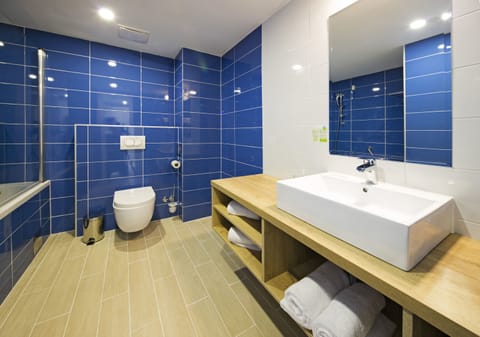 Superior Double Room, Balcony | Bathroom | Free toiletries, hair dryer, towels