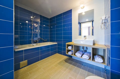 Superior Suite, Balcony | Bathroom | Free toiletries, hair dryer, towels