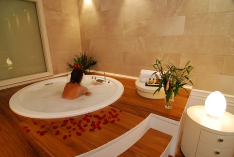 Deluxe Suite (Wellness) | Private spa tub