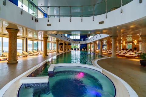 Indoor spa tub