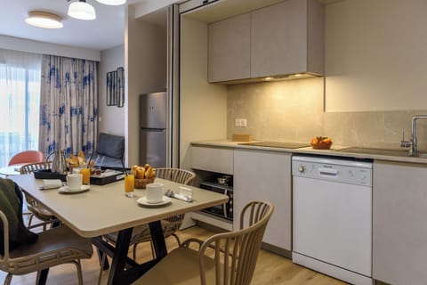 Apartment, 2 Bedrooms (T3) | Private kitchen | Full-size fridge, microwave, oven, stovetop