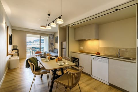 Apartment, 2 Bedrooms (T3) | Private kitchen | Full-size fridge, microwave, oven, stovetop