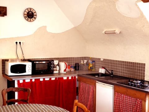 Standard Apartment, Park View (201 Sous les Toits) | Private kitchen | Highchair