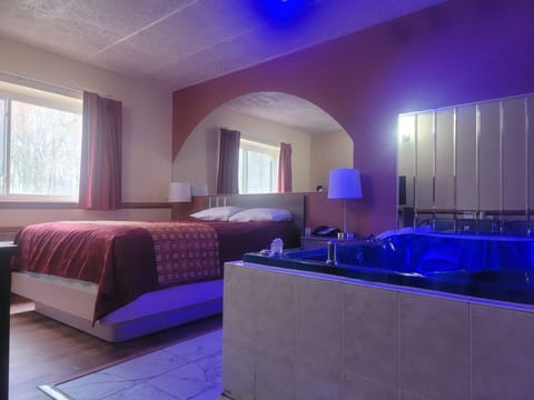 Suite, 1 Queen Bed, Hot Tub | Individually decorated, free WiFi, bed sheets