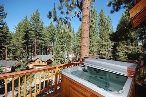 House, 4 Bedrooms | Outdoor spa tub