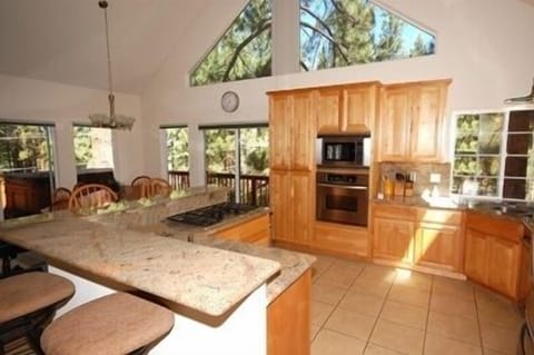 House, 4 Bedrooms | Private kitchen | Mini-fridge, microwave, oven, stovetop