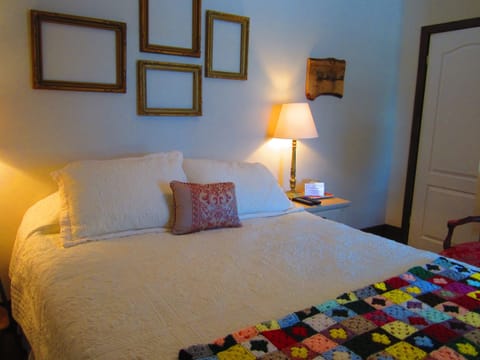 Standard Room, 1 Queen Bed, Shared Bathroom (Room 3)  | Premium bedding, pillowtop beds, free WiFi