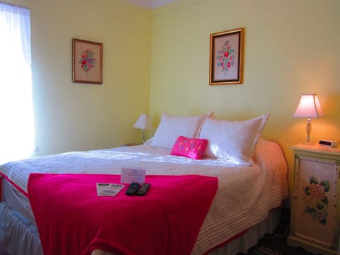 Standard Room, 1 Queen Bed, Shared Bathroom (Room 1)  | Premium bedding, pillowtop beds, free WiFi