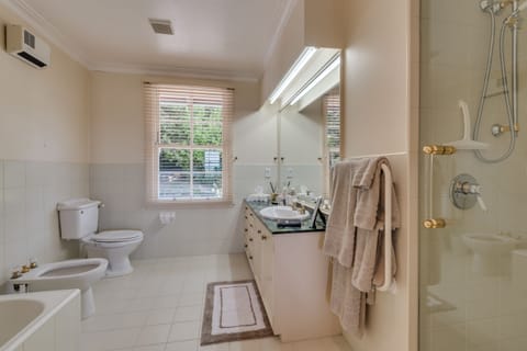 Suite, 1 King Bed, Ensuite (Suite 4) | Bathroom | Shower, free toiletries, hair dryer, bathrobes