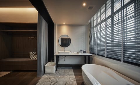 Suite | Bathroom | Shower, free toiletries, hair dryer, bathrobes