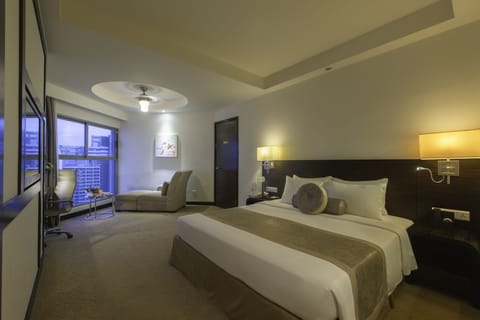 Deluxe Room, Ocean View | Premium bedding, minibar, in-room safe, desk
