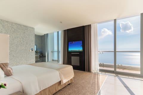 Executive Suite, Ocean View | Premium bedding, minibar, in-room safe, desk