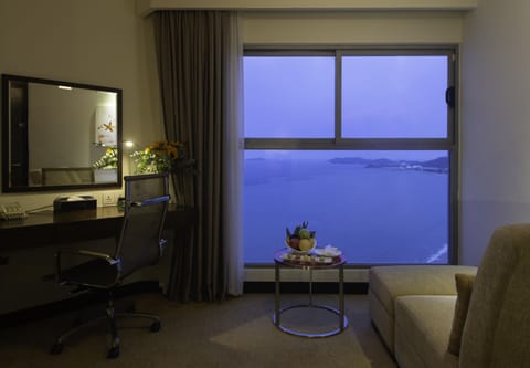 Deluxe Room, Ocean View | Premium bedding, minibar, in-room safe, desk