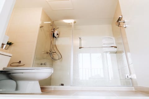 Studio | Bathroom | Shower, free toiletries, towels