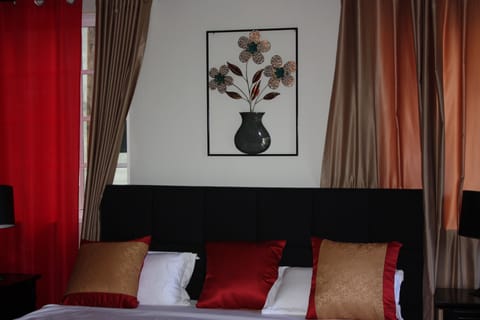 Deluxe Room, 1 Bedroom, Bathtub | Premium bedding, in-room safe, soundproofing, iron/ironing board
