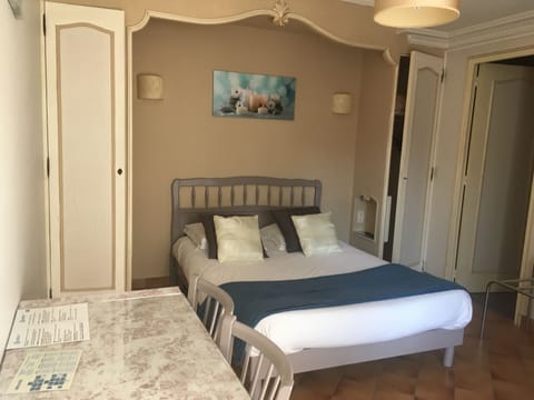 Double Room | Desk, iron/ironing board, free cribs/infant beds, rollaway beds