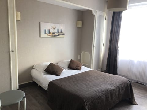 Double Room | Desk, iron/ironing board, free cribs/infant beds, rollaway beds