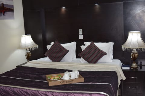 Premium bedding, free minibar items, in-room safe, desk