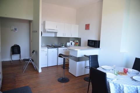 Apartment, 1 Bedroom (9) | Private kitchen | Full-size fridge, microwave, stovetop, coffee/tea maker