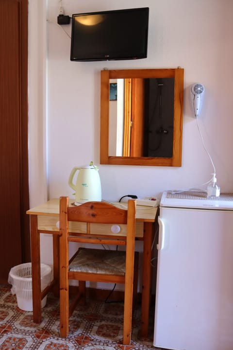 Basic Triple Room | Iron/ironing board, free WiFi, bed sheets