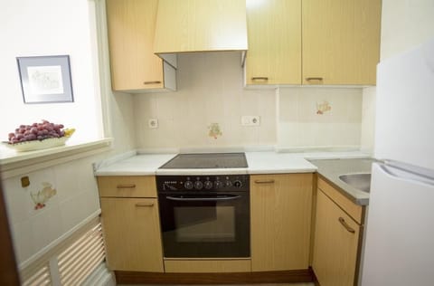 Apartment, 1 Bedroom | Private kitchen | Full-size fridge, microwave, oven, stovetop